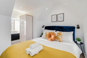 1 Bedroom Penthouse Apartment - Shoreditch, London by The Perfect Stay